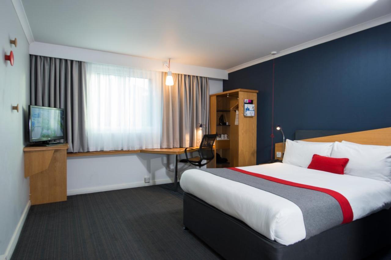 Holiday Inn Express Birmingham Oldbury By Ihg Exterior foto
