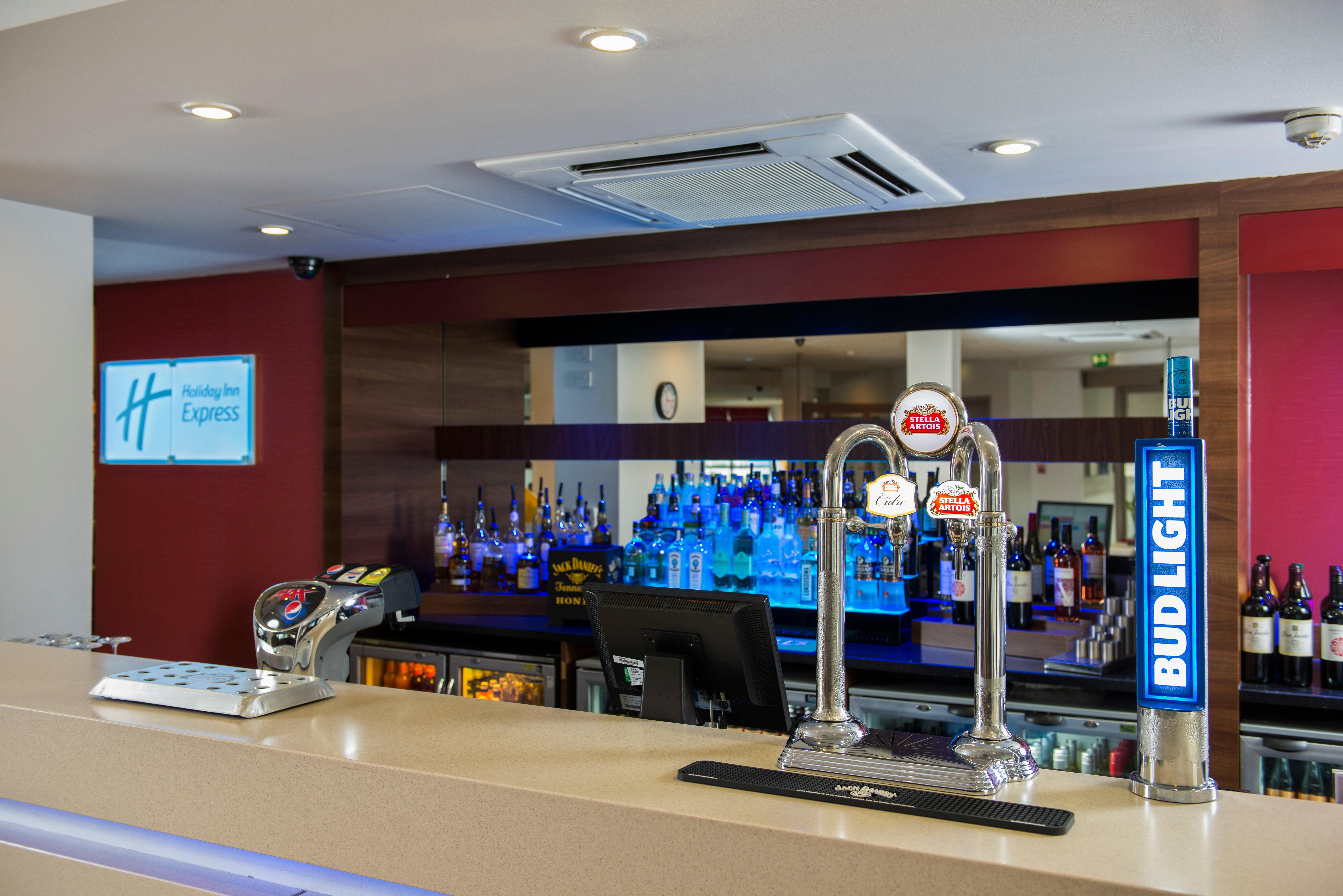 Holiday Inn Express Birmingham Oldbury By Ihg Exterior foto