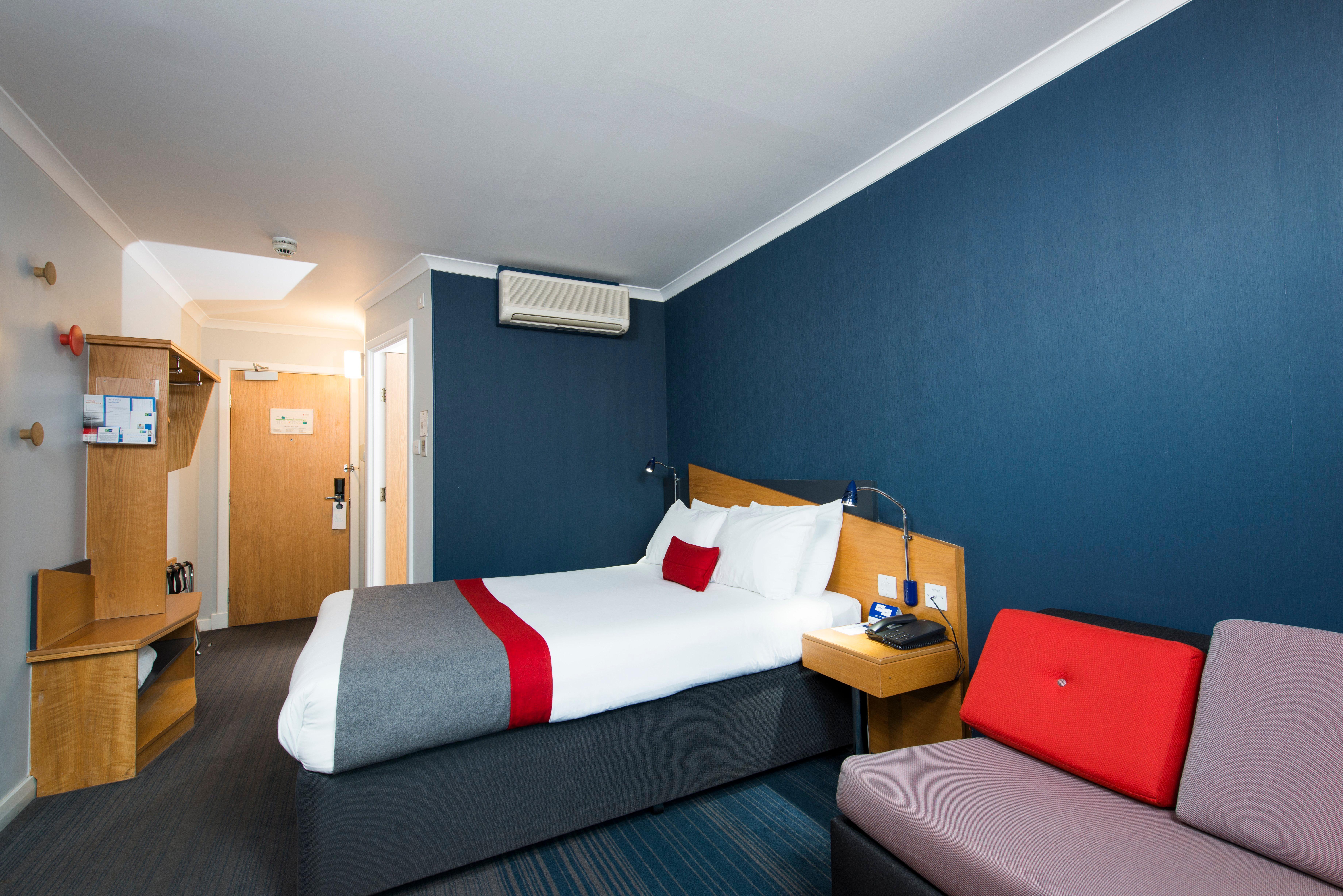 Holiday Inn Express Birmingham Oldbury By Ihg Exterior foto
