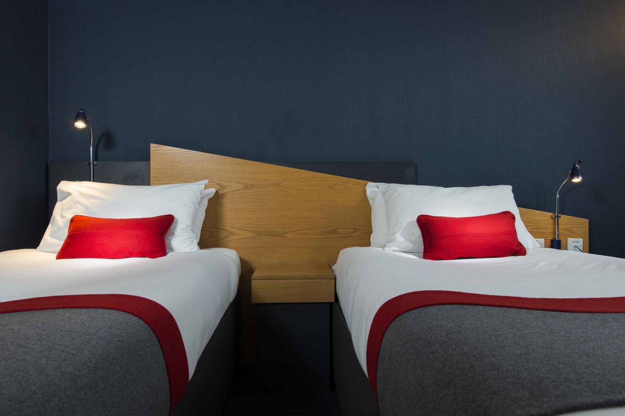 Holiday Inn Express Birmingham Oldbury By Ihg Exterior foto