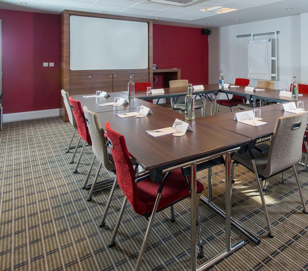 Holiday Inn Express Birmingham Oldbury By Ihg Exterior foto