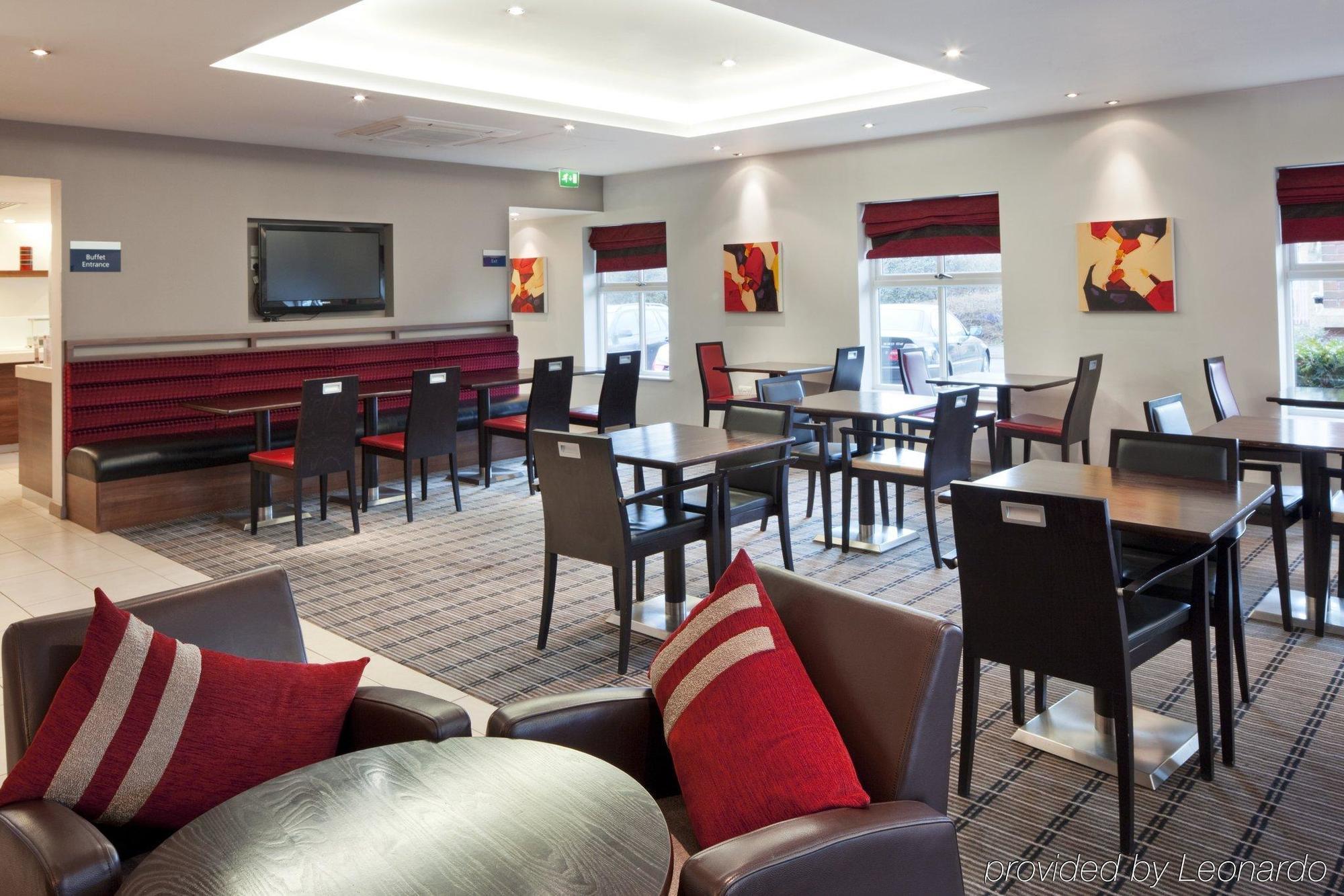 Holiday Inn Express Birmingham Oldbury By Ihg Exterior foto