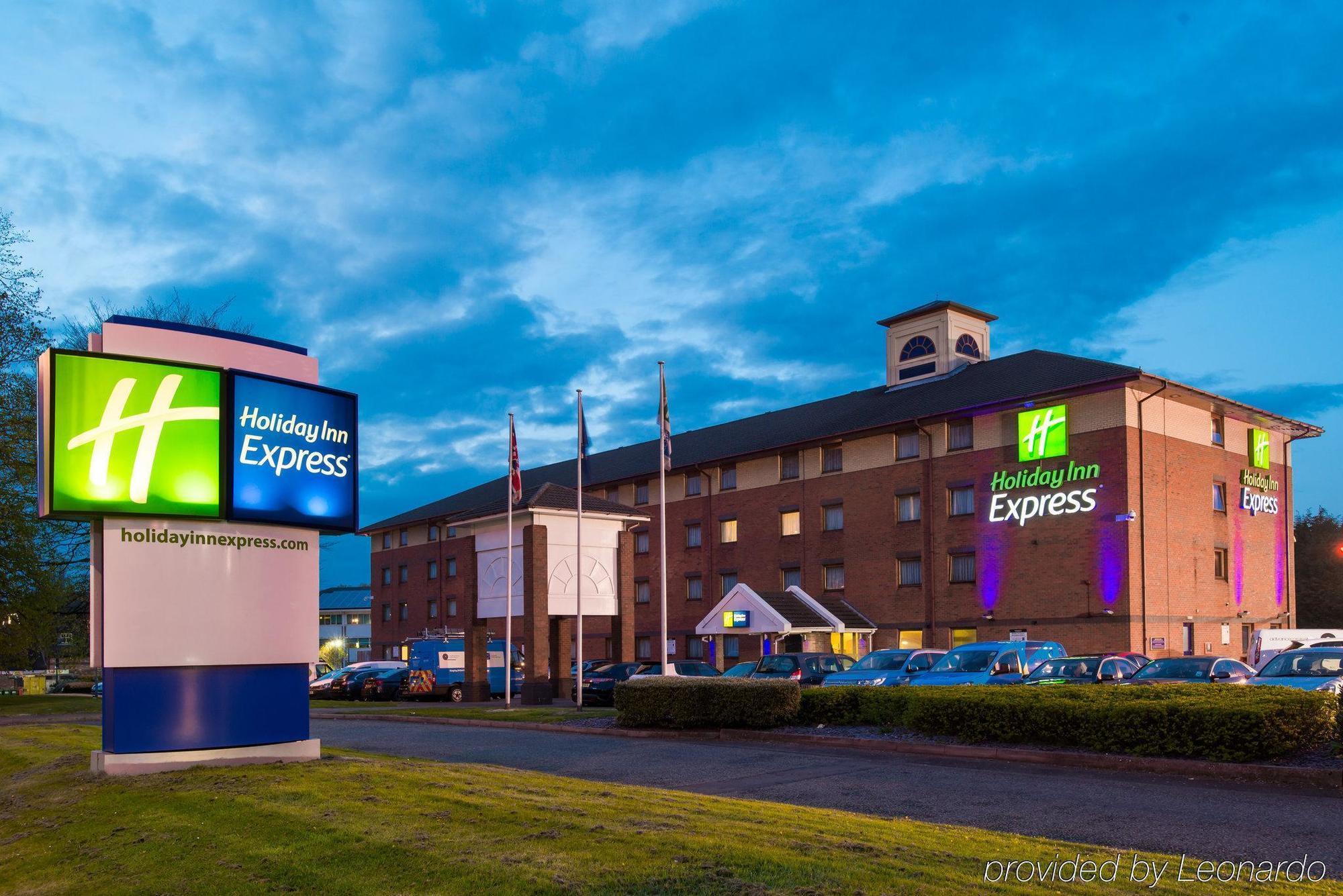 Holiday Inn Express Birmingham Oldbury By Ihg Exterior foto