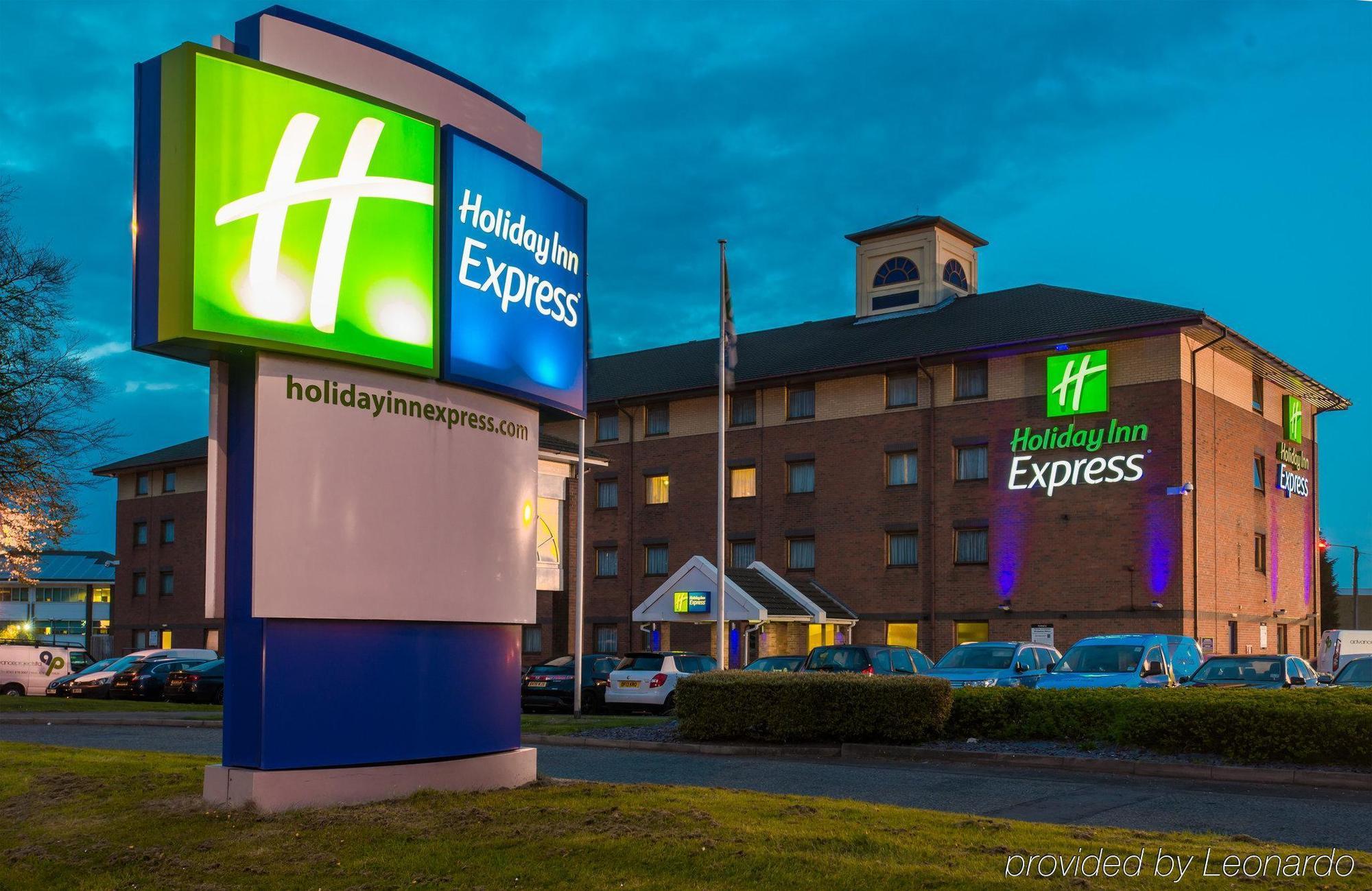Holiday Inn Express Birmingham Oldbury By Ihg Exterior foto