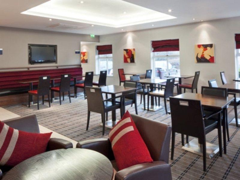 Holiday Inn Express Birmingham Oldbury By Ihg Exterior foto