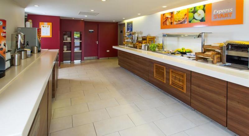 Holiday Inn Express Birmingham Oldbury By Ihg Exterior foto