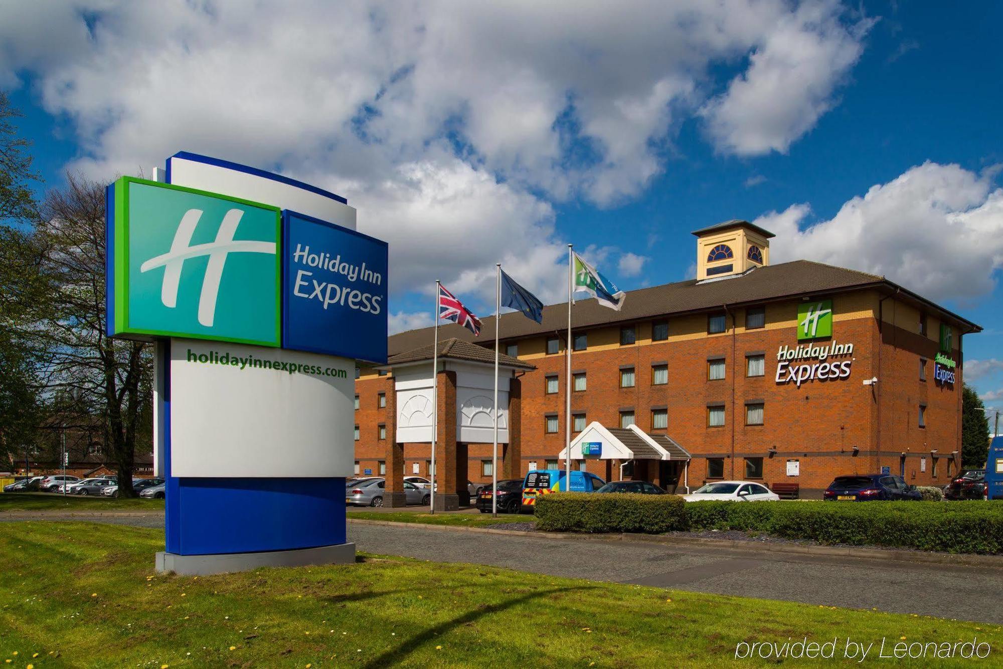 Holiday Inn Express Birmingham Oldbury By Ihg Exterior foto
