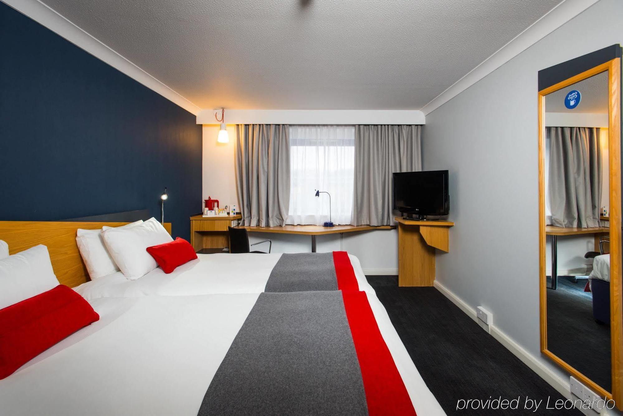 Holiday Inn Express Birmingham Oldbury By Ihg Exterior foto