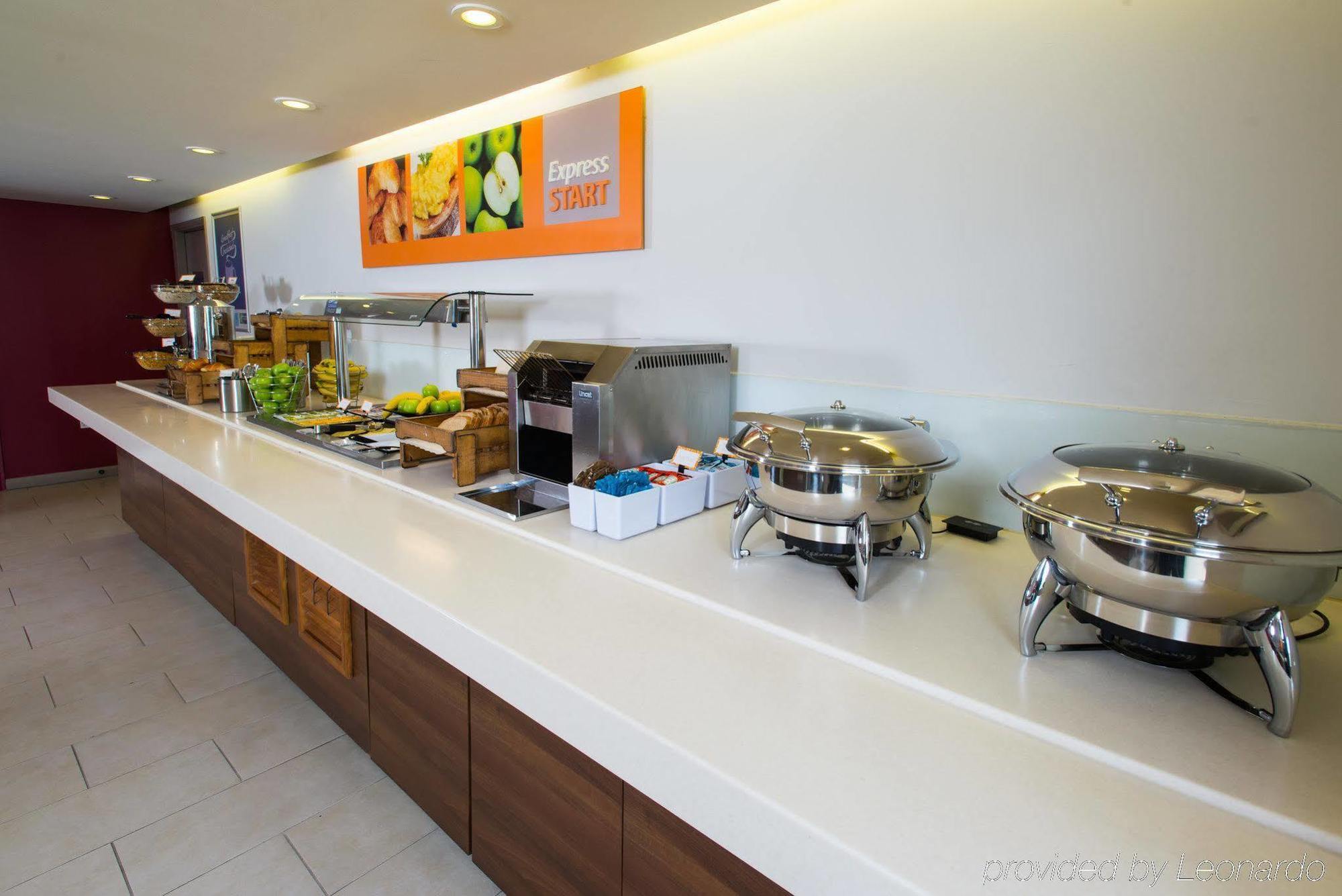 Holiday Inn Express Birmingham Oldbury By Ihg Exterior foto