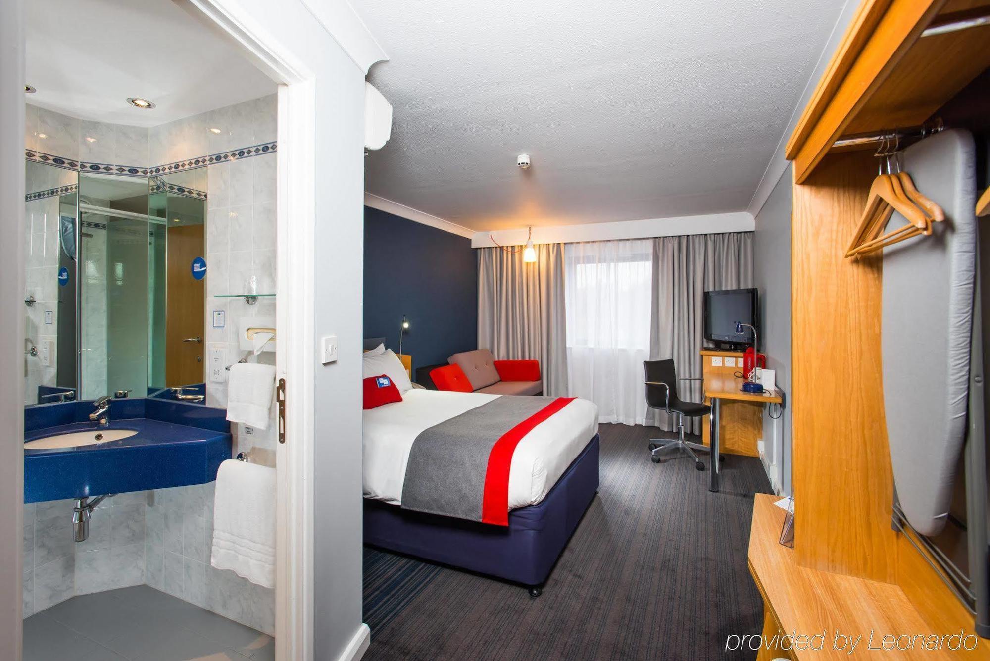 Holiday Inn Express Birmingham Oldbury By Ihg Exterior foto