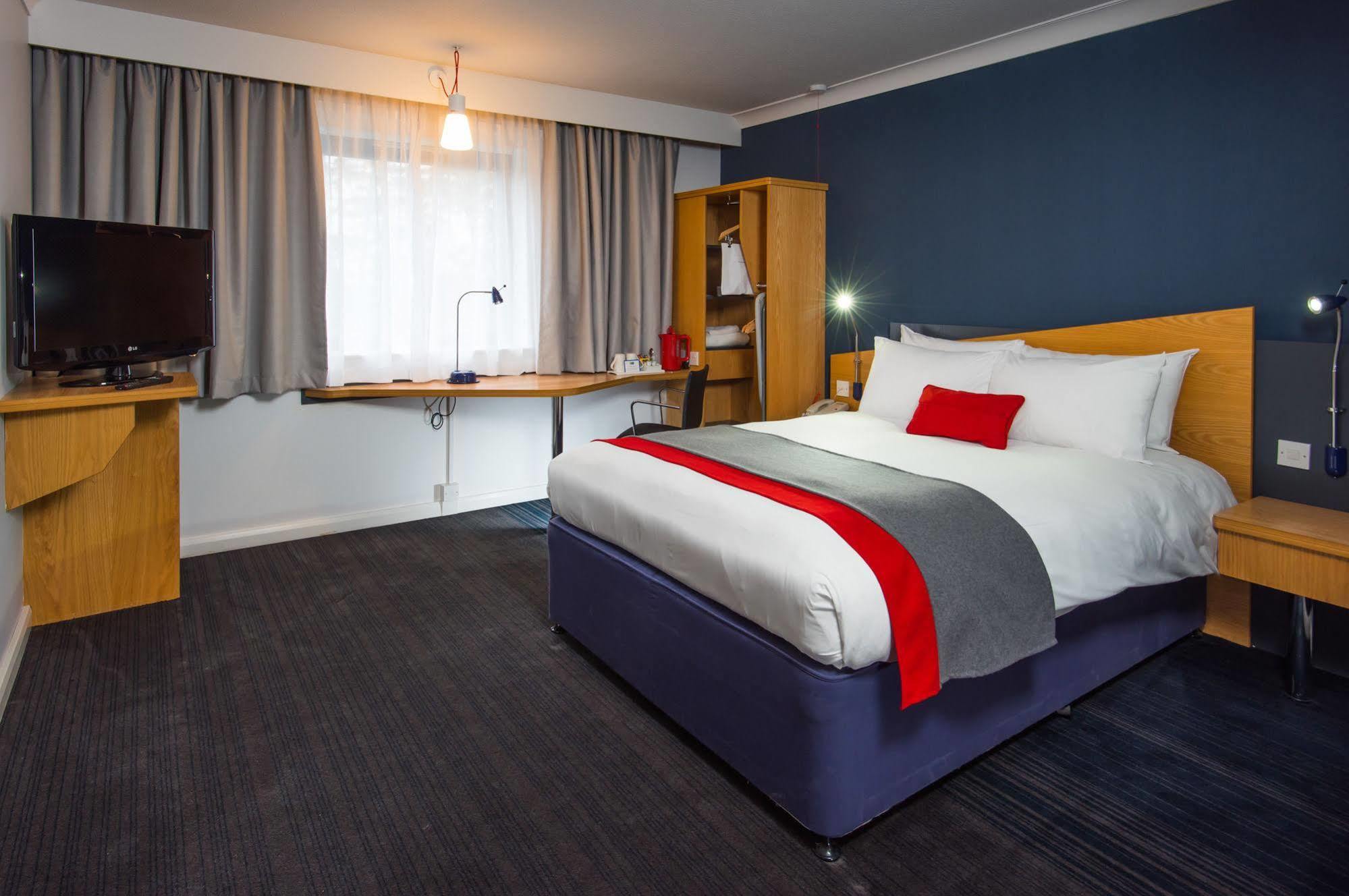Holiday Inn Express Birmingham Oldbury By Ihg Exterior foto